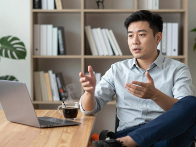 省城中介店内顾客了解租赁房房源，租赁市场变革正当时