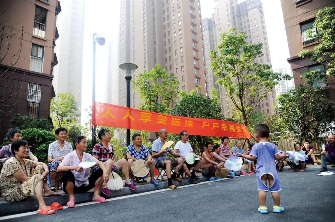 在安徽合肥的一个公共租赁住房小区里，纳凉的人们络绎不绝。这个公共租赁住房区域为3000多位高龄老人和困难群体提供了安置。©中国新闻周刊